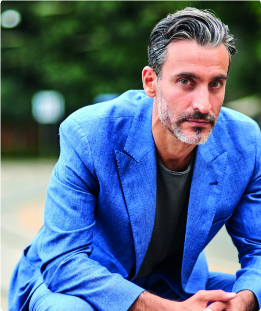 For Man Colour – modell kék zakóban